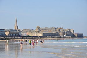Saint-Malo_(France),_beach_and_ramparts,_2014